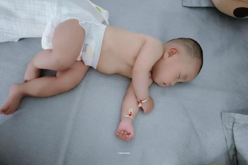 明港三个月宝宝抬头不稳